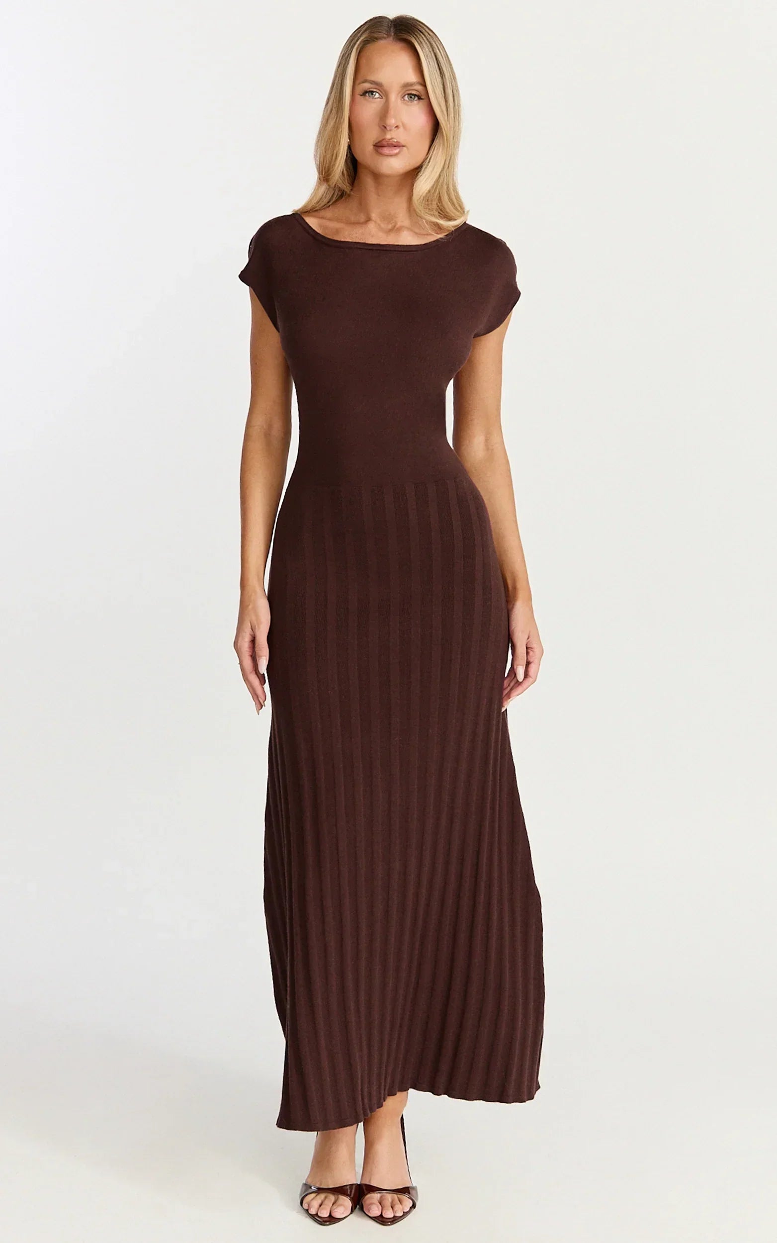 Jadey Midi Dress - Cap Sleeve Pleated Dress In Chocolate